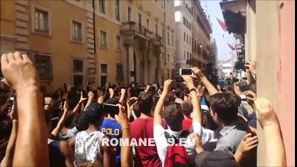 下载视频: Roma Store Via del Corso. L'accoglienza dei tifosi per Schick