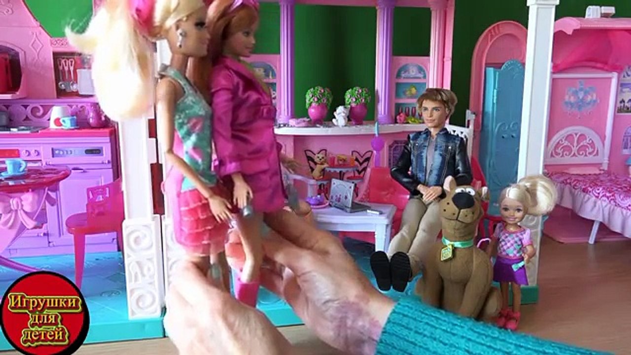 Dans le jouets sur pax maison de rêve de Barbie vie Kelly Barbie aide à choisir un cadeau danniversaire de robe