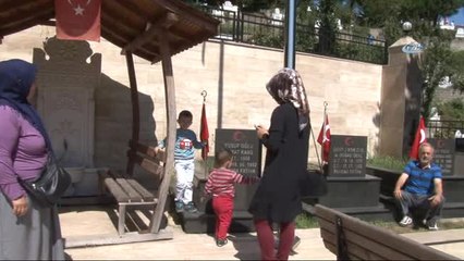 Arefe Günü Mezarlıklara Ziyaretçi Akını