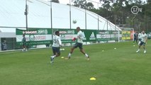 Michel Bastos dá chapéu e tira onda em roda de bobinho no Palmeiras; veja