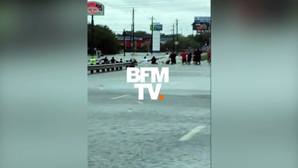 Houston : il est secouru de son véhicule grâce à une longue chaîne humaine