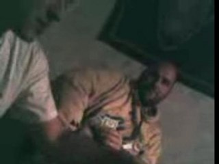 5 salopards jouent au poker