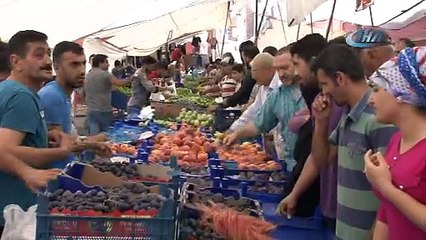 Tüm pazarı satın aldı, herşeyi bedava dağıttı