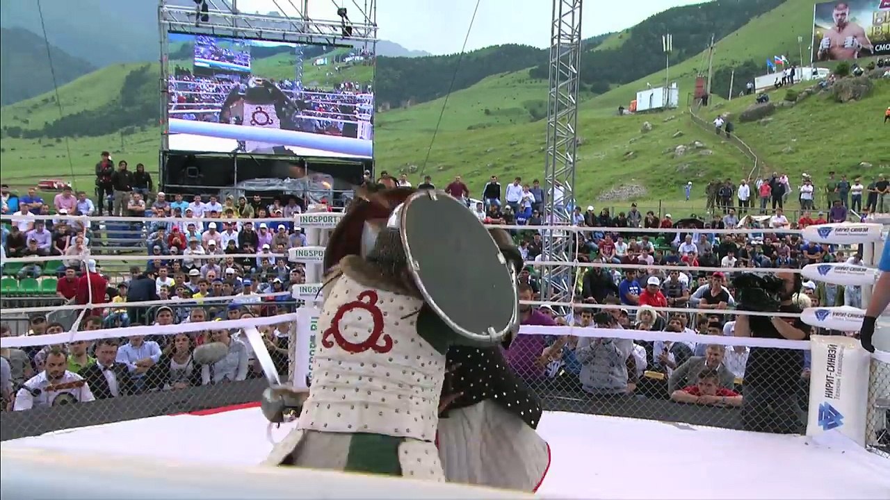 Il est mis KO dans un combat... avec armes médiévales de chevaliers !! Ces mecs sont fous !