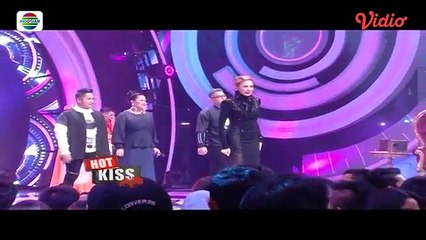 Nikita Mirzani Mendadak Dangdut - Hot Kiss
