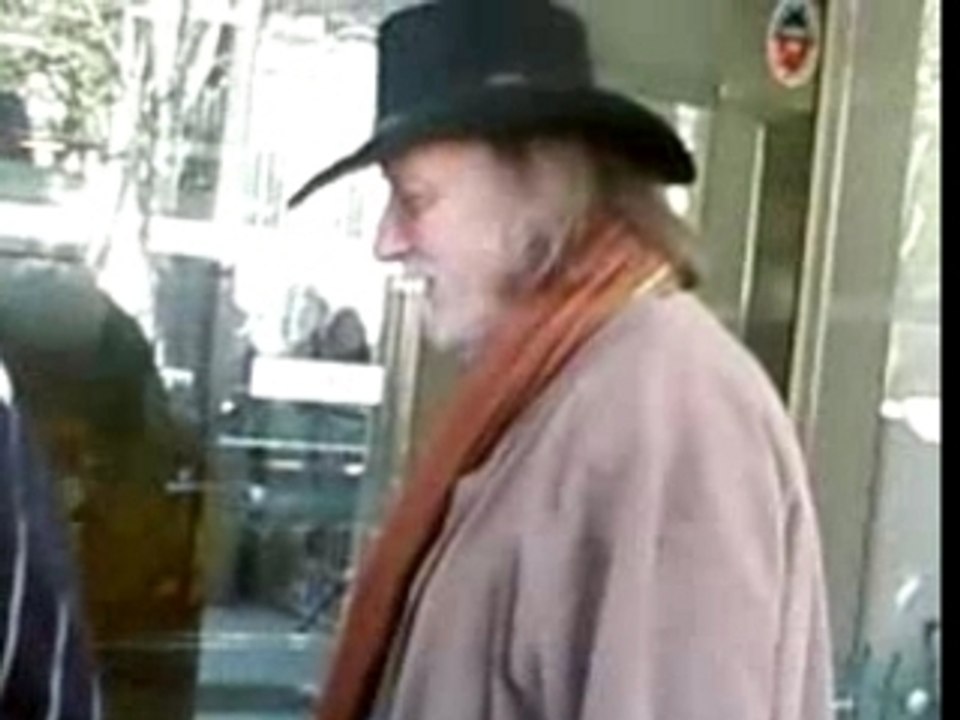 Corbier arrive à Vivement Dimanche Dorothée