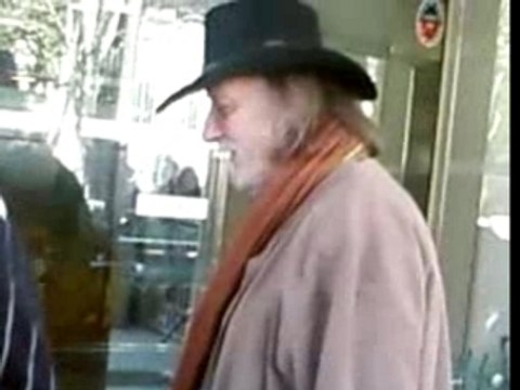 Corbier arrive à Vivement Dimanche Dorothée