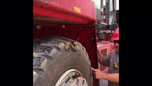 Ce pneu de camion crevé crache de la terre... en mode diarrhée !