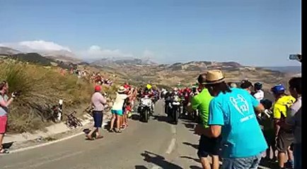 Vuelta 2017 : Un policier pousse un spectateur devant une moto