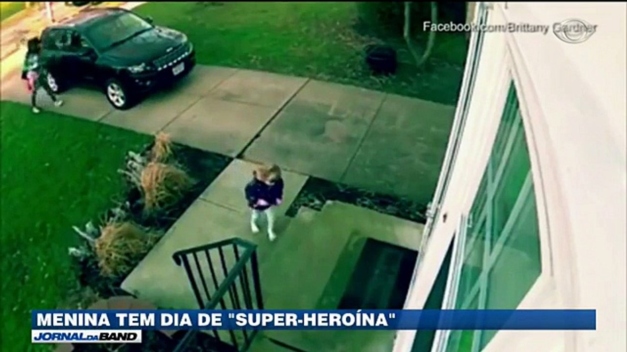Criança quase que voa ao abrir a porta