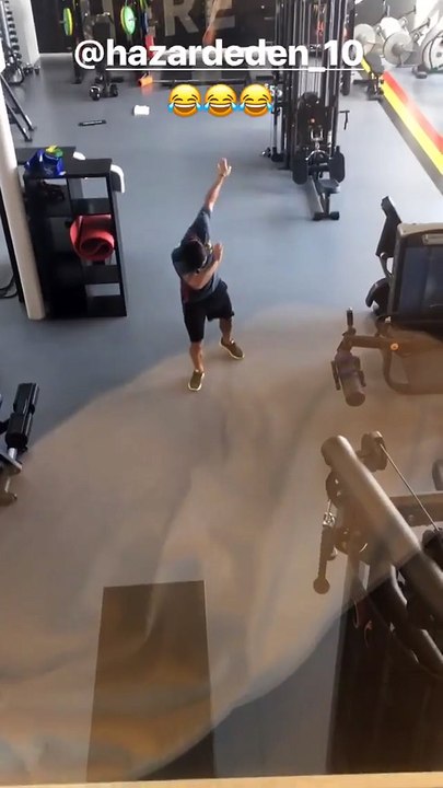 Hazard amuseert zich in de fitness