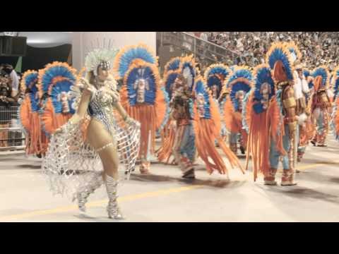 Ellen Rocche rouba a cena, e arranca suspiros no desfile da Rosas de Ouro