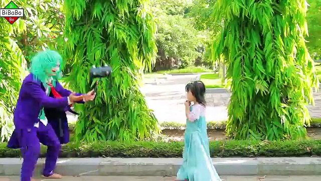 Y bebé Ordenanza congelado divertido bromista pernicioso travieso asi que hombre araña estúpido Elsa vs vs