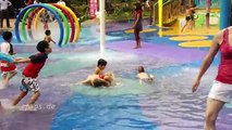 Hermosa Niños en jugar patio de recreo agua agua agua mojado