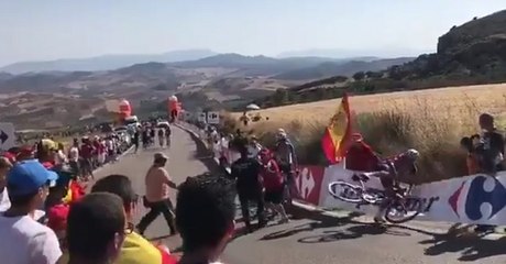 Vuelta : un spectateur pousse volontairement Maxim Belkov !