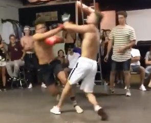 Deux jeunes se mettent un double KO pendant un combat improvisé !