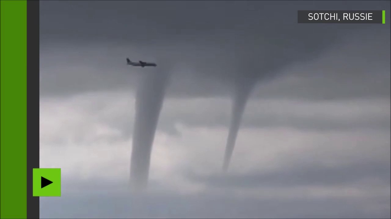 Un avion de ligne pris entre plusieurs tornades tente d'atterrir sur l'aéroport de Sotchi en russie