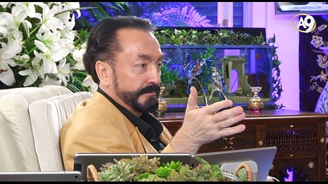 Hz. İsa (as)’ın, Hz. Mehdi (as)’ı omuzlarından hafifçe iterek namazda imamlığa geçmesini istemesi Hz. Mehdi (as)’ın iddia sahibi olmadığını gösterir