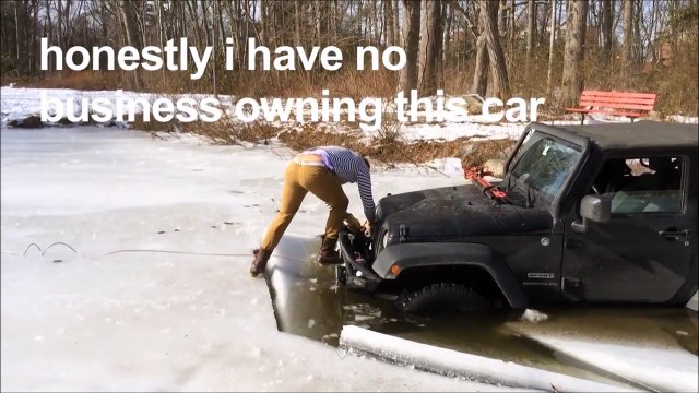 Il se retrouve coincé au milieu d'un lac gelé avec sa Jeep... oups