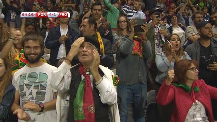 Portugal / îles Féroe - La réaction magique d'un spectateur après le triplé de Ronald...