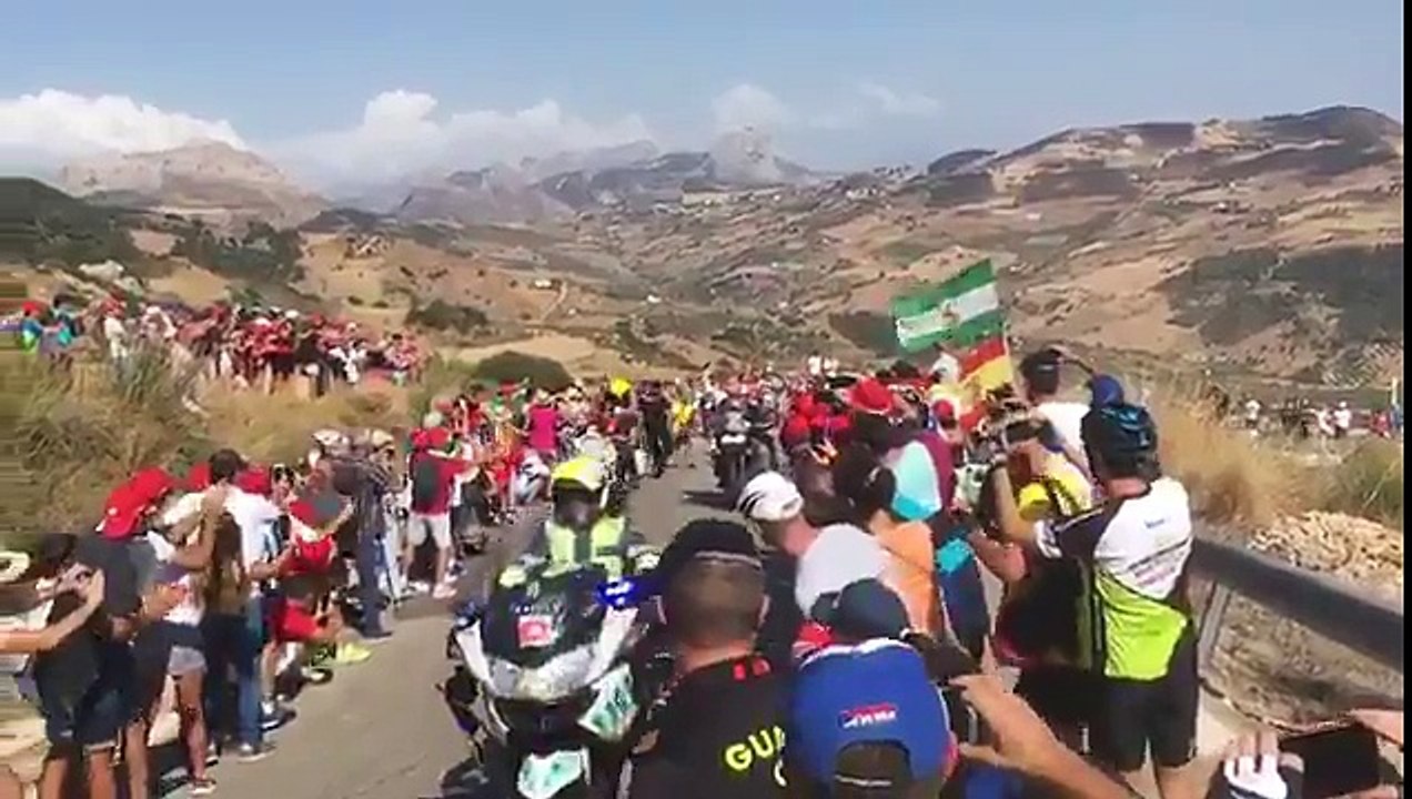 génie : un flic pousse un spectateur qui fait tomber une moto sur la Vuelta