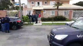 Marginais tentam roubar carro, mas é surpreendido por Guarda Municipal de Curitiba (PR)