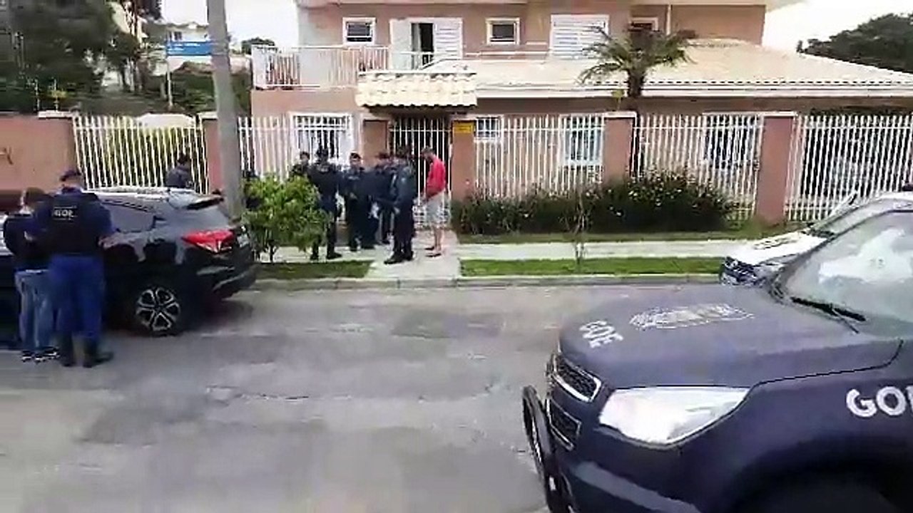 Marginais tentam roubar carro, mas é surpreendido por Guarda Municipal de Curitiba (PR)