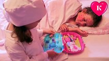 Bebé mala médico jugar en Interpretar al Dr. inyecciones tratar la varicela niños malos