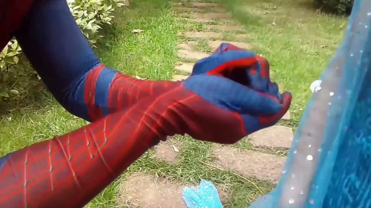 Et première gelé dans amour rose ré Fille de laraignée homme araignée super-héros avec Elsa anna joker