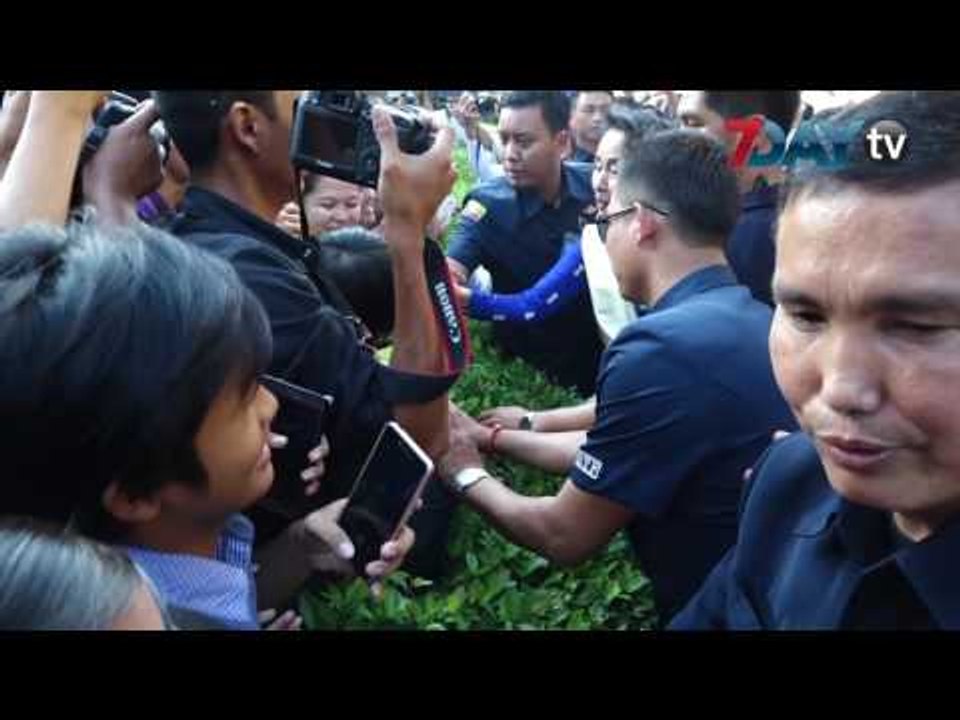 ရန္ကုန္တကၠသိုလ္ ေက်ာင္းသူ ေက်ာင္းသား ဆရာမေတြၾကားက ေဒၚေအာင္ဆန္းစုၾကည္