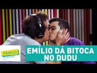 Descargar video: Emílio Surita e Dudu Camargo dão selinho ao vivo no Pânico