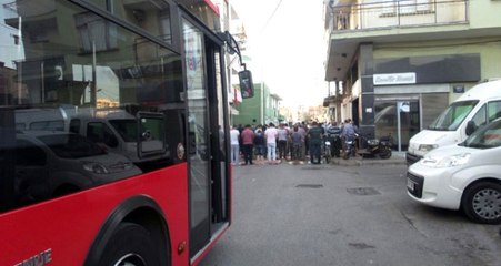 İzmir'de Cemaat Yollara Taşınca Otobüs Şoförü de Namaza Dahil Oldu