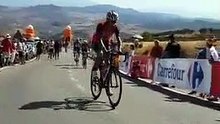 Vuelta : un coureur violemment poussé par un spectateur