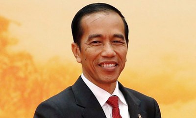 Aksi Lucu Jokowi saat Bagi 5.500 Sertifikat Tanah ke Warga