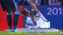 Luis Suárez dando patadas a los argentinos.