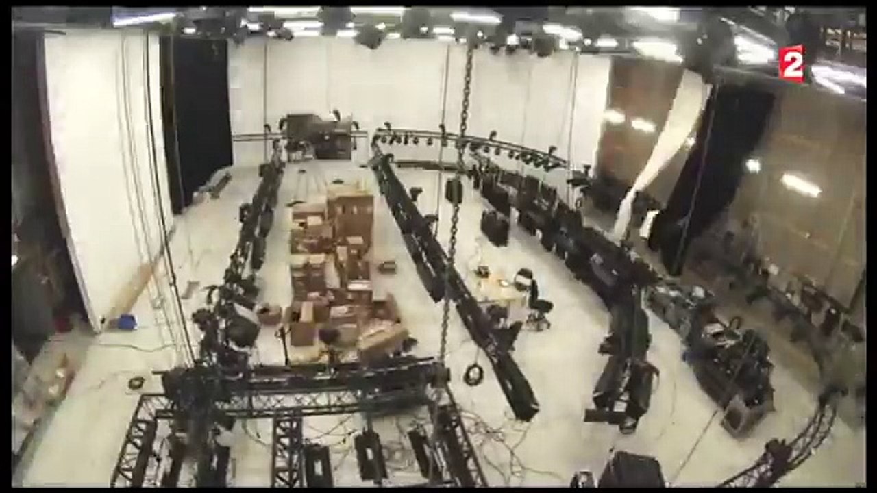 Voici le plateau du nouveau 20h de France 2 présenté par Anne-Sophie Lapix