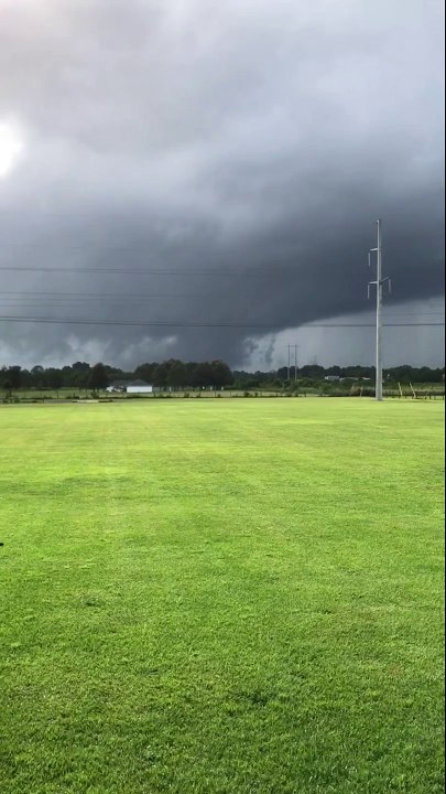 Il filme une tornade impressionnante à Molino, Floride