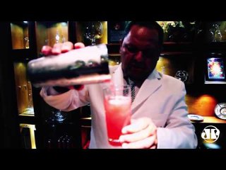 Receita: delicioso drink de cachaça com morango e caju