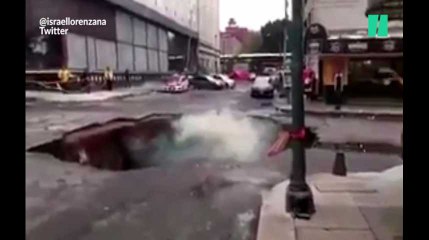 Download Video: Les pluies diluviennes à Mexico provoquent un énorme trou sur une avenue très fréquentée