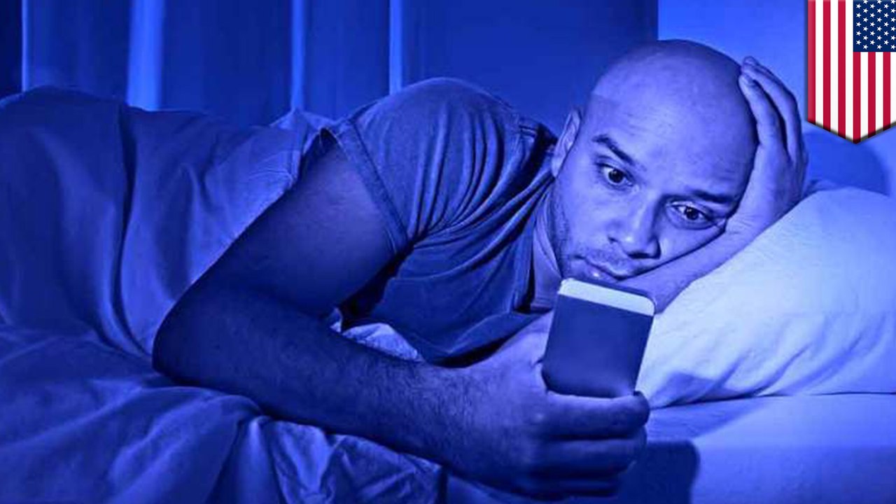 寝る前にスマホはダメ！ブルーライトが睡眠妨げる？