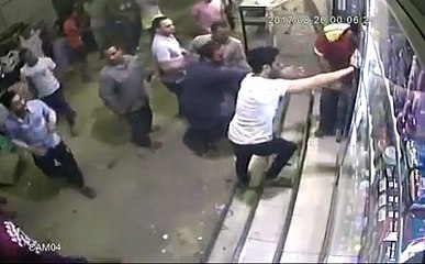 ویڈیو میں دیکھیں ناراض بیل بے قابوہو گیا۔ ویڈیو: علی رزاق۔ لاہور