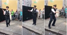 Polícia anima e fascina foliões com os seus passos de dança durante o Carnaval de Notting Hill
