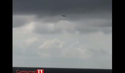 Havada korku dolu anlar! Uçağın hortumlarla dansı kamerada