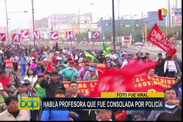 Profesora consolada por policía pide que atiendan sus demandas