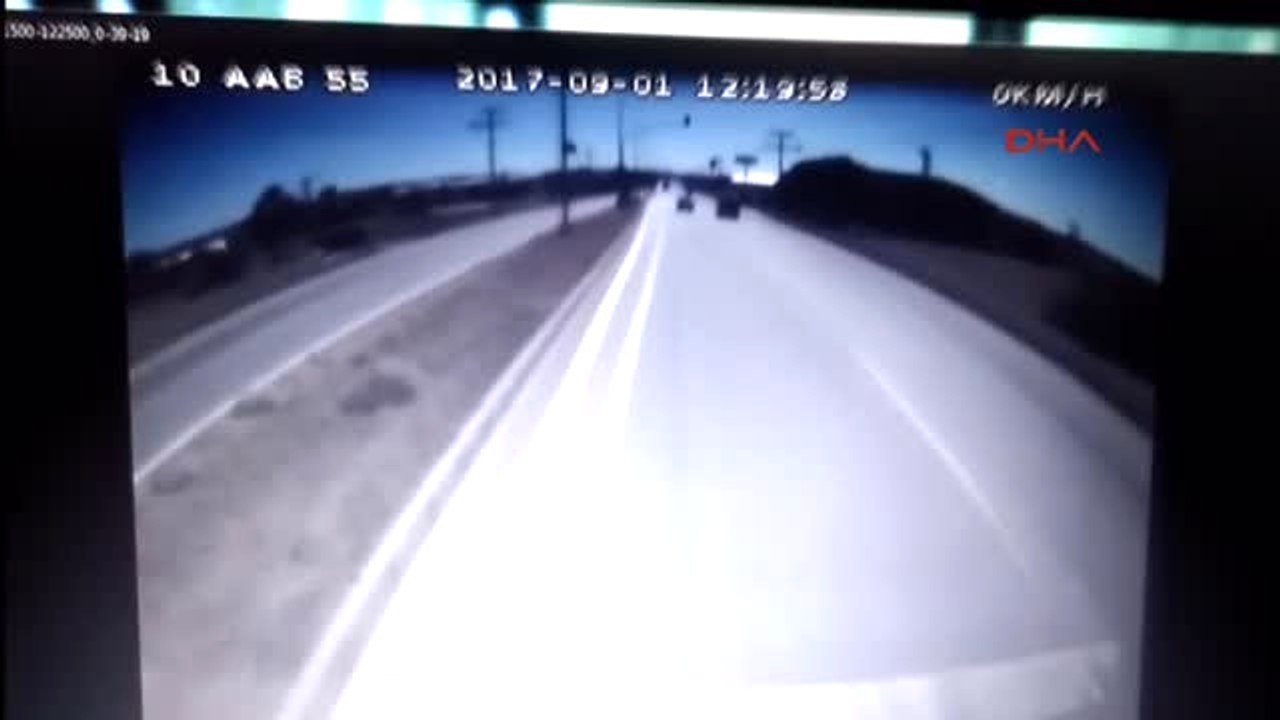 Balıkesir Otobüs, Kırmızı Işıkta Geçen Otomobile Çarptı: 1 Ölü, 4 Yaralı