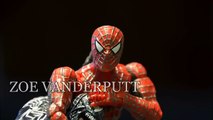 Vida en hombre araña Nuevo Spider-Man lucha por los niños y montando una verdadera motocicleta