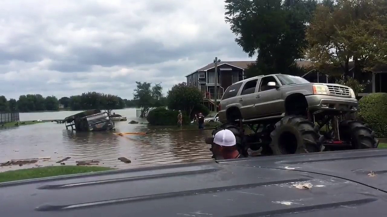 Un véhicule de la Garde Nationale remorqué par le monster truck d'un Redneck