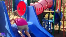Jugando en el parque en el patio de recreo para Niños y Niños en diapositivas columpios escalada