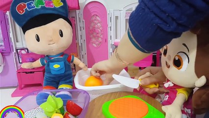 Video herunterladen: Niloya Meyve Hazırlıyor Pepee de yiyor baby doll eating food Pepee ve Niloya mive yikyor