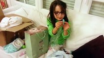 Renaître nina découvre sa nouvelle poupée dans cette vidéo nous allons jouer avec la poupée